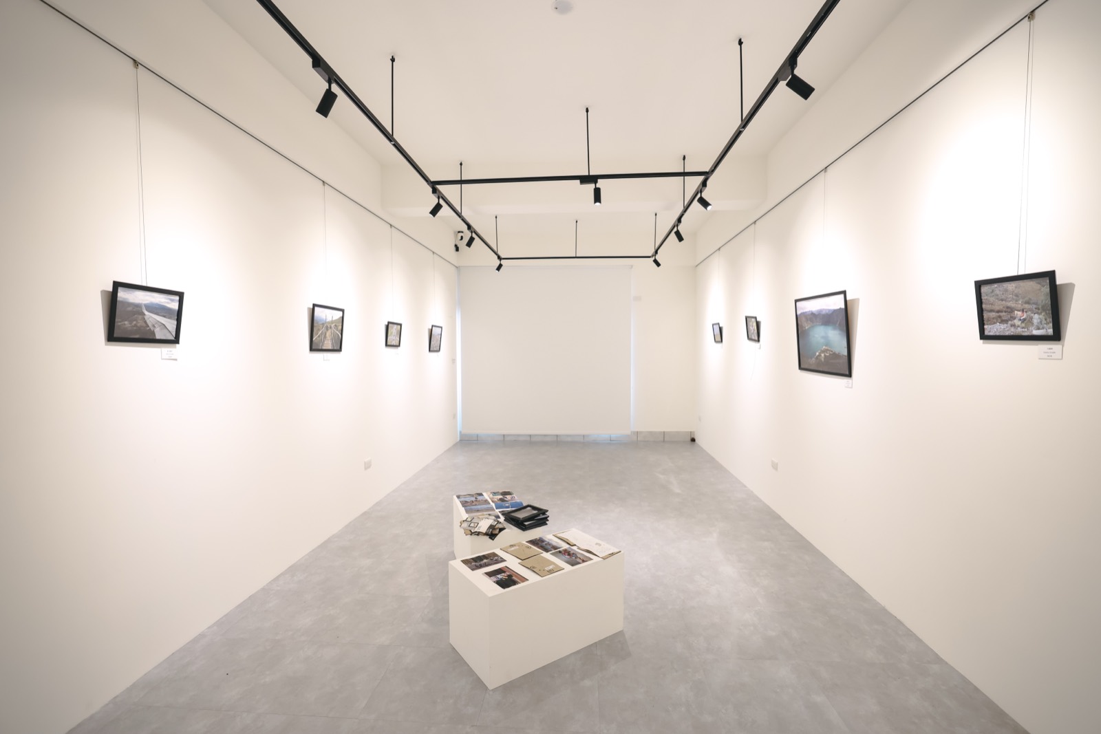 三樓白色展間，牆面掛著攝影作品